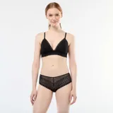 Shorty de encaje negro con diseño geométrico y bordes festoneados.