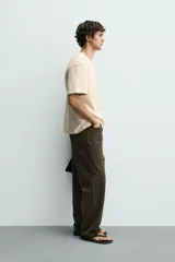 Camiseta relaxed fit color marrón, confeccionada en tejido con estructura, cuello redondo y manga corta.