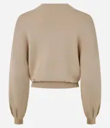 Blusa de mangas largas color verde esmeralda, confeccionada en tejido de punto con viscosa sostenible, cuello redondo y rib en puños y bajo.