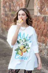 Remerón blanco de mangas cortas con estampa frontal de limones, flores y texto "Amalfi Coast Italia".