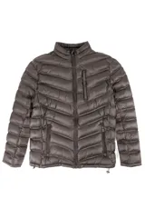 Campera puffer impermeable con diseño de acolchado chevron, cierre frontal completo, dos bolsillos laterales con cierre y un bolsillo en el pecho con cierre.