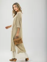 Saco tipo kimono color beige, confeccionado en hilo italiano, de manga corta y corte holgado. Incluye lazo para usar como choker o cinturón.