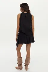 Short negro de calce holgado con cintura elástica fruncida y cordón ajustable con borlas.