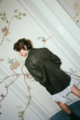 Blazer verde militar de efecto gamuza, con cuello de solapa, manga larga, bolsillos delanteros con solapa, forro interior y cierre frontal con botones.