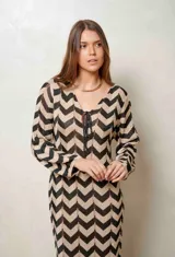 Vestido largo de lurex con diseño de patrón en zigzag en tonos tostado y marrón, escote en V con cordones para atar y mangas largas.