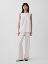 Pantalón de tiro bajo color blanco, de corte recto y holgado.