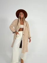 Tapado largo color beige de corderoy con forro animal print, de corte amplio.