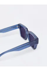 Lentes de sol Tiwi modelo Tokio con montura cuadrada de acetato color celeste translúcido y lentes de color azul degradado.