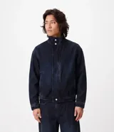 Campera de jean de corte boxy y color azul oscuro, con cuello alto, cierre frontal oculto con botones a presión y bolsillos laterales. Diseño de Blue Steel.