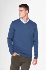 Sweater de hilo color borgoña, con cuello en V y logo bordado en el pecho.