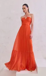Vestido largo color naranja, con escote halter y corte imperio.