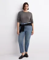 Jeans de tiro medio color azul claro, corte recto y estilo clásico.