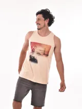 Musculosa blanca con estampado de una tabla de surf en la playa.