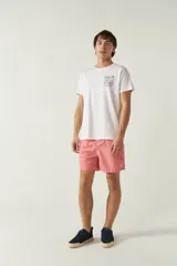 Short de baño liso para hombre, con cintura elástica y cordón ajustable. Cuenta con dos bolsillos laterales, un bolsillo trasero y logo bordado en la pierna. Confeccionado en tejido ligero de secado rápido.