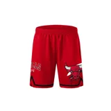 Short de básquet rojo con cintura elástica, detalles en negro en los dobladillos y estampados de los Chicago Bulls con el toro y tipografía oficial en las piernas.