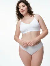 Soutien tipo bralette de microfibra seamless, con cuello en V y copas removibles. Presenta breteles ajustables y cierre en la espalda con broche de tres posiciones.