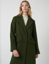 Tapado largo de lana Michael Kors, de corte recto y silueta estructurada. Presenta cuello con solapas amplias, cierre frontal con botones y bolsillos laterales con tapa. Incluye forro interno a tono.