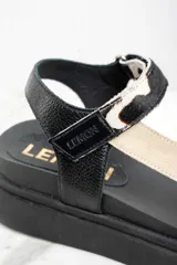Sandalia de cuero negra con plataforma, tiras combinadas en cuero negro, cuero con estampado animal print y cuero color beige.