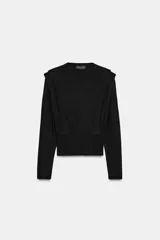 Jersey de punto de cuello redondo y manga larga, con diseño estructurado que incluye hombreras y detalle de pliegues en la parte frontal.