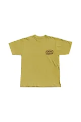Remera color amarillo con estampado pequeño en el pecho con la frase "Coffee Times".
