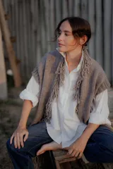 Camisa oversize celeste de algodón, con cuello camisero clásico y cierre frontal de botones.