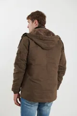 Campera de abrigo estilo parka, color verde militar, con capucha desmontable, cierre frontal con botones y múltiples bolsillos funcionales en pecho, cintura y manga.