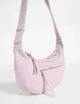Bandolera color lila de cuero sintético con asa regulable con hebilla y bolsillo exterior con cierre.