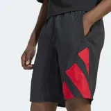 Short Adidas Adicolor Blocked de corte clásico, confeccionado en tejido plano de poliamida reciclada. Presenta un diseño en color negro con el icónico logo de las tres tiras en bloques de color rojo en el lateral. Cuenta con cintura elástica con cordón de ajuste.