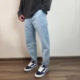 Jean de corte mom con efecto lavado, tiro medio y largo al tobillo.