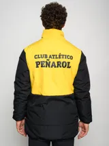 Parka negra con detalles en amarillo y escudo del Club Atlético Peñarol en el pecho.