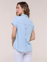 Blusa blanca de algodón y viscosa, con cuello camisero, escote en V y mangas cortas con vuelta.