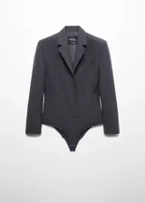 Body con diseño de blazer entallado, confeccionado en tejido mezcla de lana. Presenta cuello con solapas de muesca, cierre frontal con botones, manga larga y detalle de pinzas delanteras y traseras.