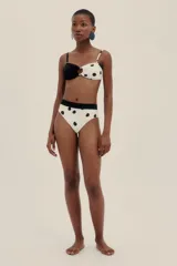 Bombacha de bikini de corte alto a la cintura, color blanco con lunares negros y faja ancha negra.