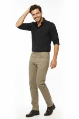 Pantalon de algodon con corte slim fit y tiro medio, con cierre de boton y cremallera.