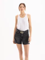 Short de denim negro de tiro medio-alto y silueta relajada, con lavado ácido, sutiles desgastes y terminación de ruedo deshilachado al corte.
