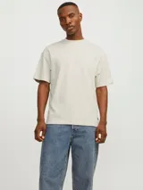 Remera de manga corta y cuello redondo con corte holgado, confeccionada en algodón orgánico de tejido suave y elástico.