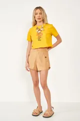 Short color caramelo con cintura alta, bolsillos laterales con solapa y botón, y cierre frontal.