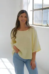 Blusa amarilla de lino con mangas 3/4 y cuello redondo.