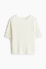 Remera de punto acanalado blanco con mangas raglán cortas, cuello redondo y detalles en pointelle.