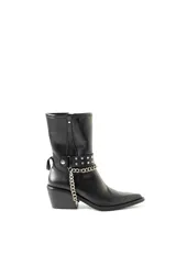 Botas de cuero negras de caña media con punta fina, taco de 8cm y detalle de cadena plateada.