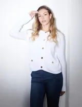 Cardigan tejido color blanco, marca Ninety. Escote a la base y abertura central con botones metálicos dorados. Delantera con bolsillos simulados con botón dorado.
