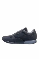 Championes deportivos Fila modelo Jogger Sport II, color azul marino, con suela gris y blanca, y detalles de la marca bordados en el lateral.