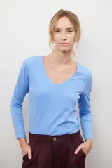 Remera de manga larga con escote en V, confeccionada en tejido de algodón de doble capa con textura suave y ajuste al cuerpo.