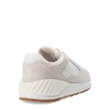 Championes urbanos Converse Wave Trainer OX, color beige con detalles en blanco y suela de goma color caramelo. Capellada de malla y gamuza premium, con logo Converse en el lateral.