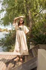 Túnica larga color beige de lino con pechera verde y mangas abullonadas con elástico.