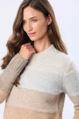 Buzo tejido de punto con diseño de rayas horizontales en tonos gris, rosa, malva y beige. Presenta cuello redondo, mangas largas y puños acanalados, con una pequeña etiqueta de cuero sintético en el ruedo.