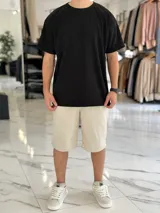 Remera blanca oversize de manga corta, con diseño texturado de líneas finas verticales y cuello redondo.