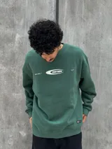 Buzo verde con logo 'OSTEN' estampado en el pecho.