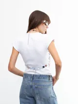 Top de lentejuelas plateadas y rosadas con tirantes de cadena.