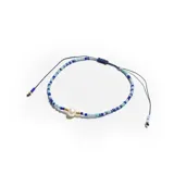 Pulsera elástica con cuentas de vidrio en tonos azul, celeste y verde agua, con una perla central y detalles dorados.